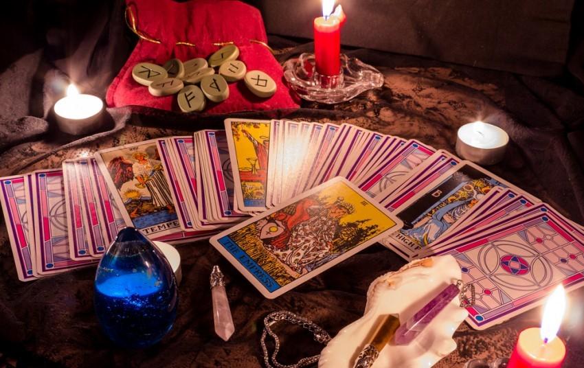 Để trở thành Tarot Reader phải học hỏi trau dồi kiến thức nghiêm túc