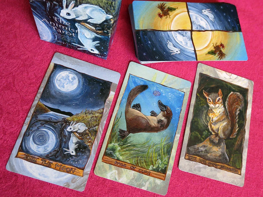 Animism Tarot - Sự xuất hiện của nhiều con vật đặc biệt trong bộ bài