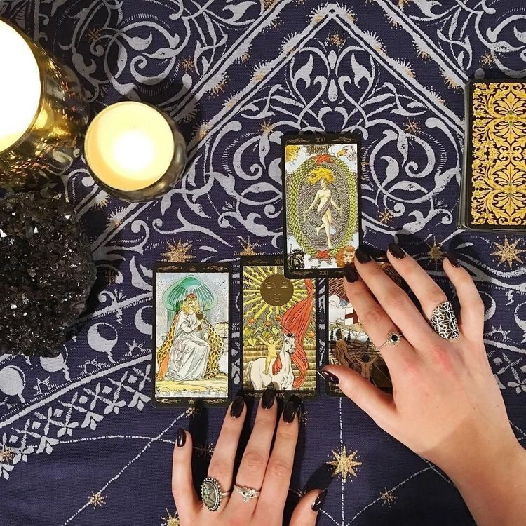 Xem bài tarot được khá nhiều bạn trẻ hưởng ứng.